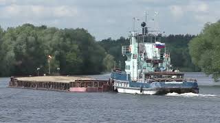 Буксир-толкач Петрозаводск с баржей 7101 снимается с якорей и идет вверх по Москва-реке