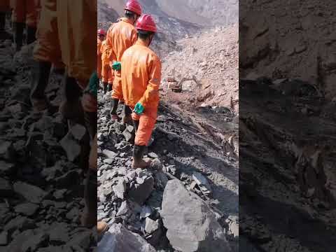 內蒙古阿拉善露天煤礦坍塌事故救援現場，多台挖掘機施工。【 #shorts 】 #大紀元新聞網