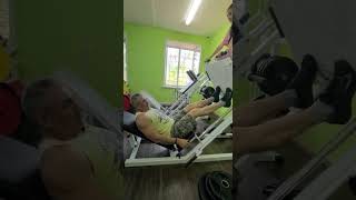 🔥 Укрепи Колени и Икры БЕЗОПАСНО! Лучшие Упражнения в Жим-Машине | Тренер Показывает #спорт