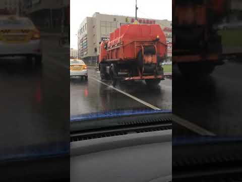 Моют дороги в