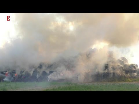 Modena, l'incendio di 300 rotoballe in un'azienda a Portile