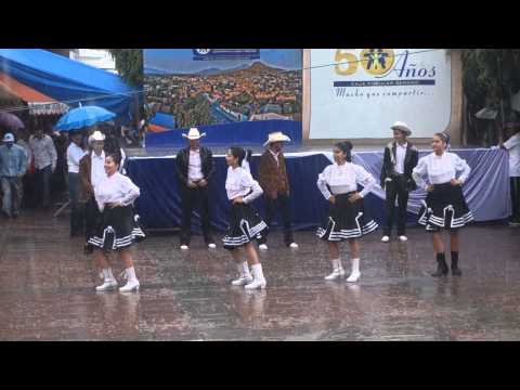 Bailando polka bajo la lluvia en Cerano GTO 2