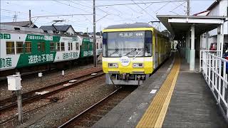 遠州鉄道西鹿島駅を発車する1000形電車