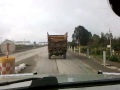 未舗装、対向車もお構いなし!中国の高速道路は未完成でも走れます。