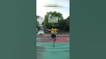 Chàng trai này đang cố ném 4 quả bóng vào rổ trong cùng một lúc.