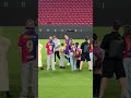 Sceny. Sebastian Karpiel-Bułecka śpiewający Pójdę Boso na środku Camp Nou. Robert... ściąga buty 😆