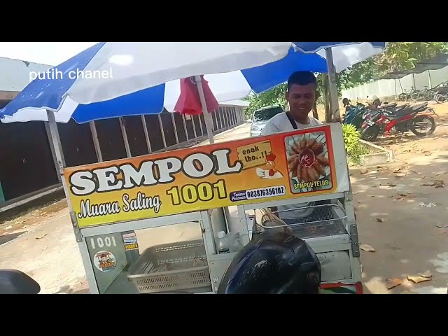 Sempol ayam, jualan sempol pakai motor, grobaknya bagus dan bersih. class=