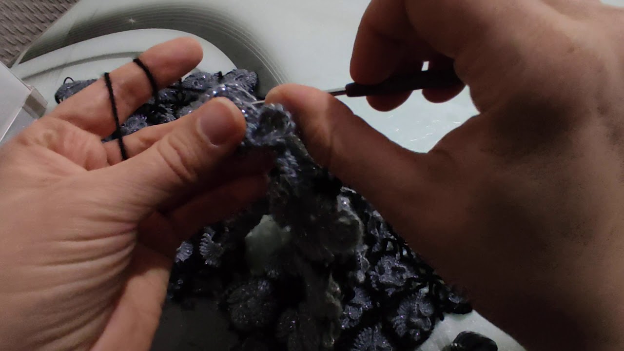 Çiçekli motif yeleğinin sol tarafının yapılışı 4 bölüm.