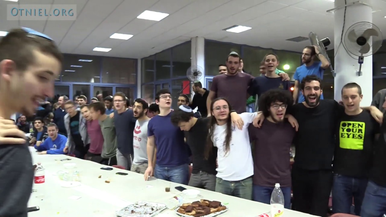 מחרוזת ניגונים לחנוכה: חיליק פרנק וישיבת עתניאל | מתוך התוועדות יט' כסלו