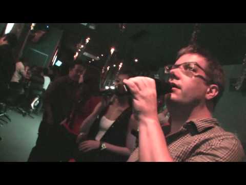 你最珍贵 singing Chinese duet at a pub