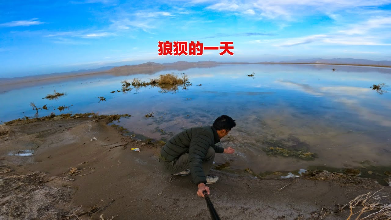 骑行青海，离开戈壁滩去赏湖景，不慎掉入沼泽地，搞得狼狈不堪
