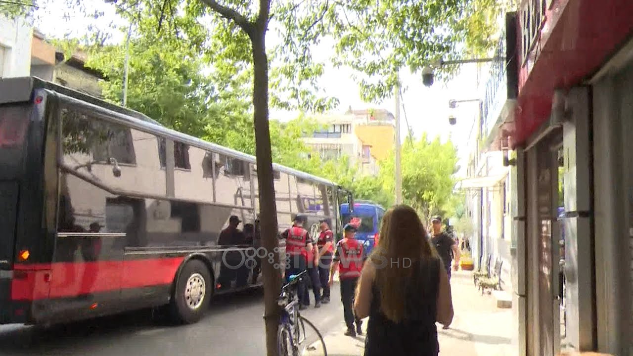 Pamje/ 45 të arrestuarit në Elbasan, me autobus e në Tiranë