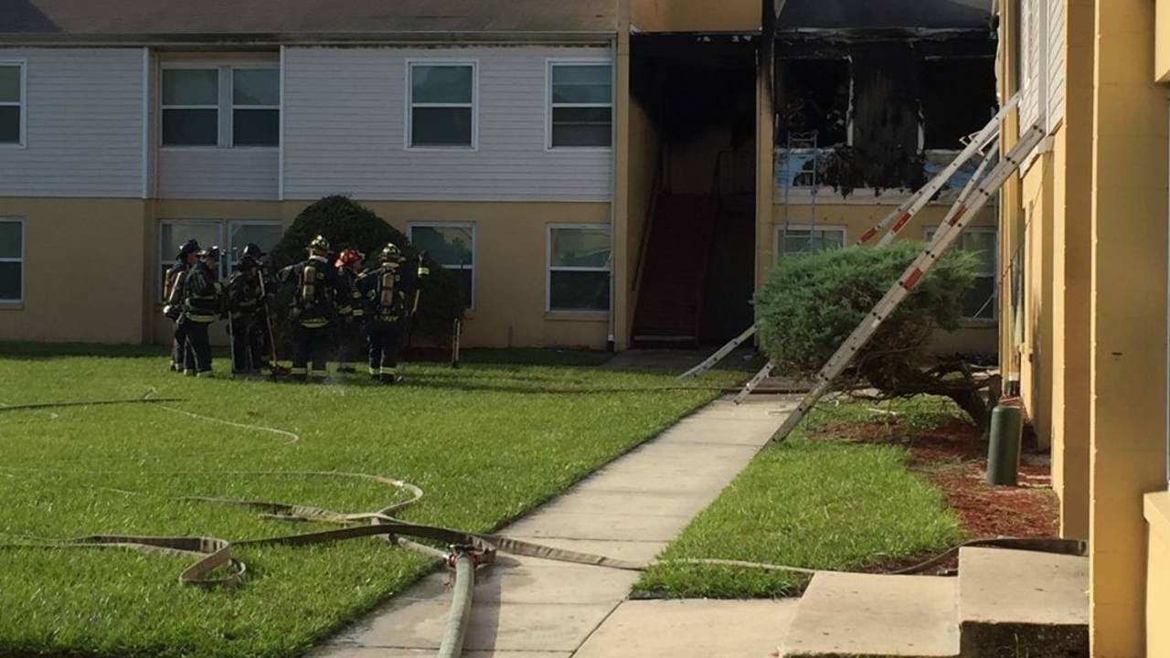 Crews battle apartment fire in Orlando - YouTube