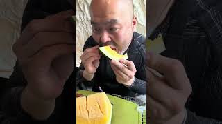 燻製屋のおっっさんが「フルーツ旬」の「金色羅王」を食べたりする動画
