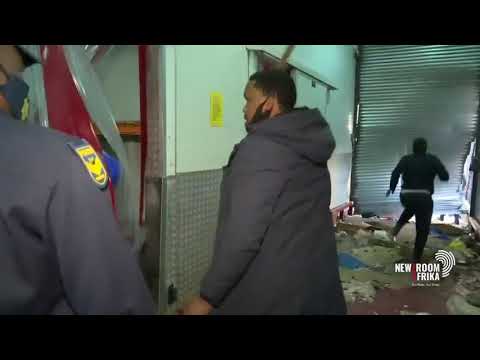 Cop gets knocked out while looters escape!!😱 😱 - YouTube.