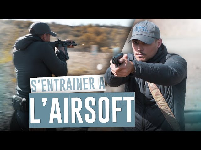 Armée De Tir Militaire Airsoft Dans L'équipement Tactique Se Préparant À  S'entraîner Avec Un Fusil Automatique. Sera Utilisé Comme Logo De Marque,  Élément Web, Affiche, Carte Postale. Clip Art Libres De Droits