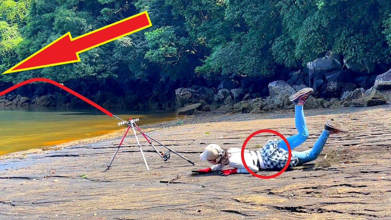 釣り竿が曲がり女の体はダメな方向にさらに曲がるw大物にやられた釣りキャンプ🎣⛺️無人島サバイバル編