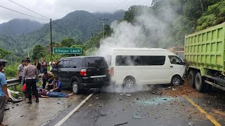 Download Lagu Tabrakan Beruntun, Live Detik Detik Mengerikan Travel Rem Blong di Sitinjau Lauik MP3