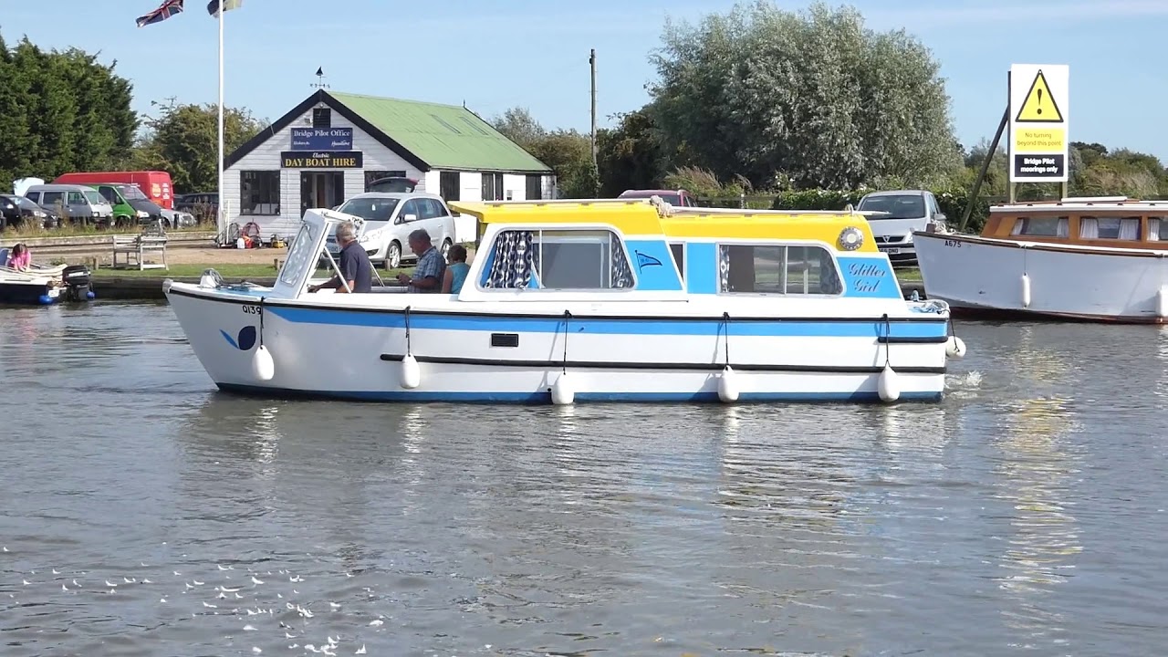 How to take a boat under Potter Heigham Bridge on the Norfolk Broads