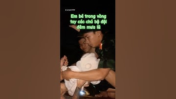 Em bé trong vòng tay các chú bộ đội đêm mưa lũ #bodoivietnam #lulutmientrung