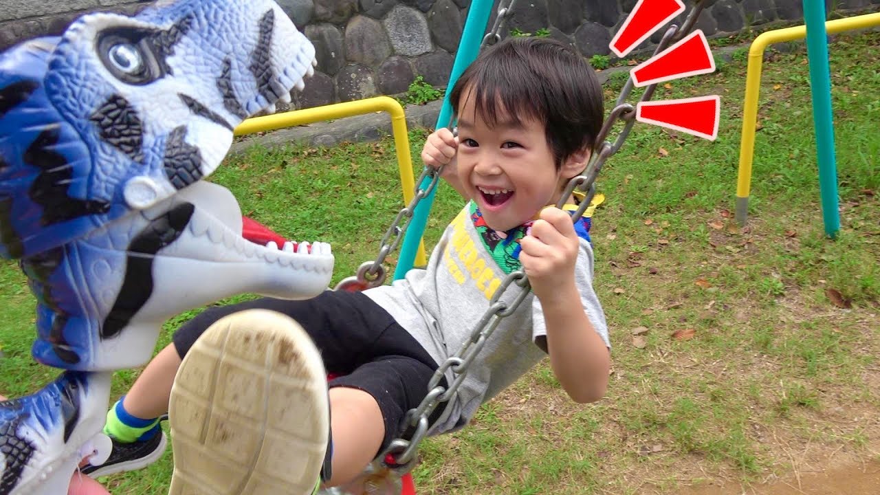 レオくんが公園で恐竜さんと追いかけっこをして遊ぶよ！ レオスマイル