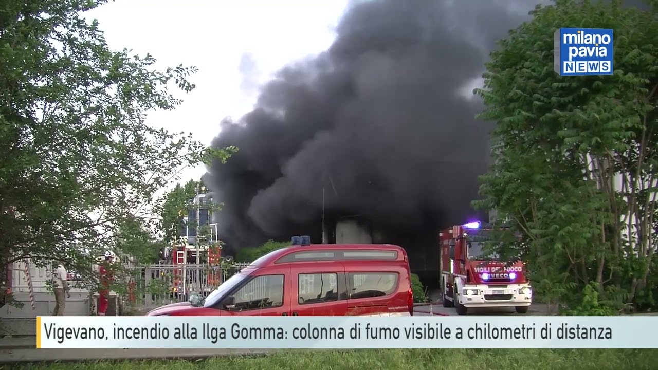 Incendio alla Ilga Gomma Vigevano colonna di fumo visibile a chilometri di distanza