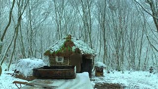 Building complete and warm survival shelter   Bushcraft log cabin, grass roof & fireplace with clay.