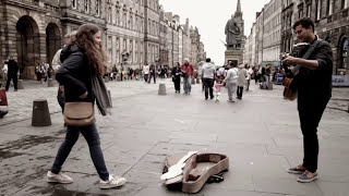 Bertoo jouant au chapeau à Édimbourg / Bertoo busking in Edinburgh (2017) Resimi