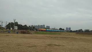 5586次復興號加班車通過橋頭青埔捷運站旁