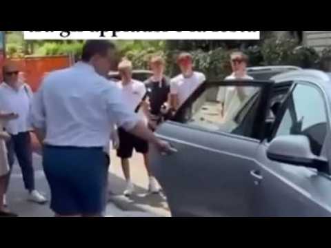 Video Leonardo Bove, uno dei feriti di Crans Montana, torna a casa tra gli applausi degli amici
