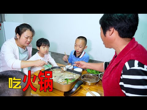 降溫了，期待已久的火鍋來了，媳婦花150元讓家人吃得開心 | Cold weather, make hot pot for your family