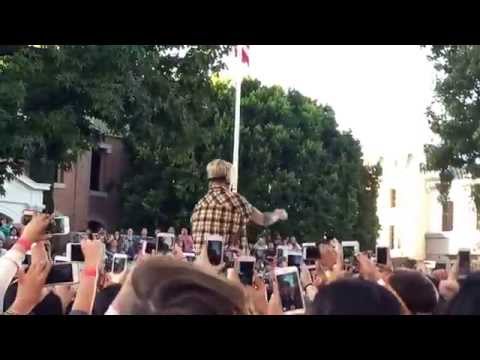 Justin Bieber - Where Are Ü Now / What Do You Mean (Live from Ellen Outdoor Concert)