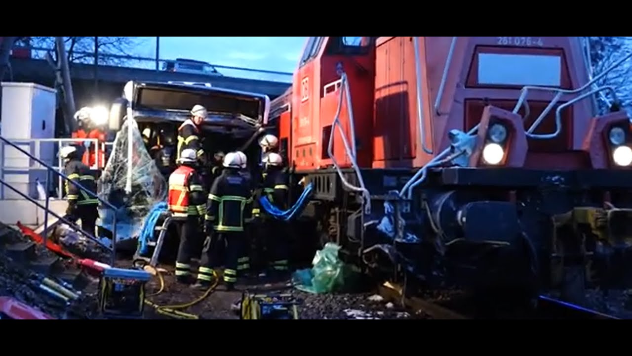 Tödlicher Zugunfall in Hamburg: Lok und Linienbus kollidieren