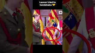 the lady ignores leonor hand#princesadeasturias#casareal#spain#spainsh royal#futurareina#españa