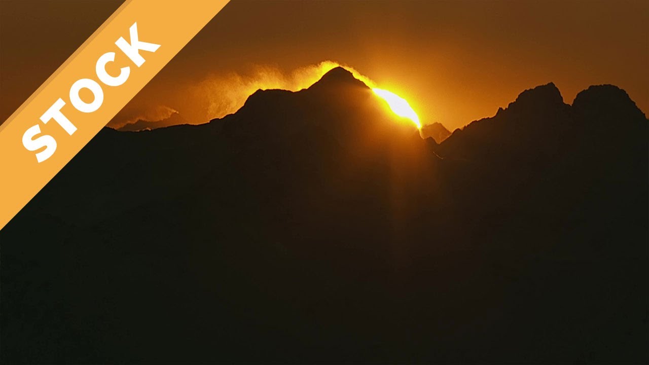 Amazing FullHD Aerial Stock Footage, Evening Sun with Mountain Silhouette in Back light Luftaufnahme