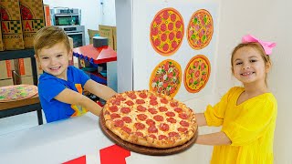 بچے پیزا پکانا اور ایک دوسرے کی مدد کرنا سیکھتے ہیں۔
