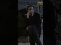 عم يفكر بكل الطرق لممكن يساويها مشان يشتري السم الهاري لعم يتعاطاه وقرر يسرق اسوارة مرته عصر الجنون 