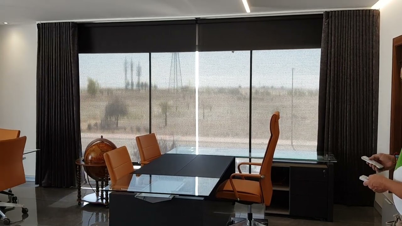 Cortinas de terciopelo motorizadas con estor enrollable Polyscreen motorizado Despacho Dirección