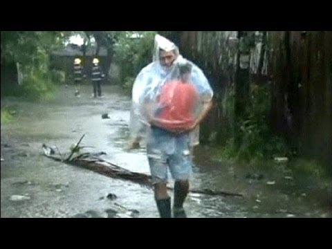 Le violent typhon Haiyan balaie les Philippines