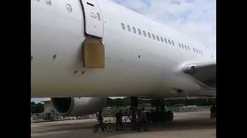 Airplane Emergency Slide Doors Opening #Shorts