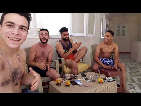 مصطفى صاصا صباح يا حتتي ومنها انا بمسي اسكندريه كانت بتتفرج علينا من البلكونات 