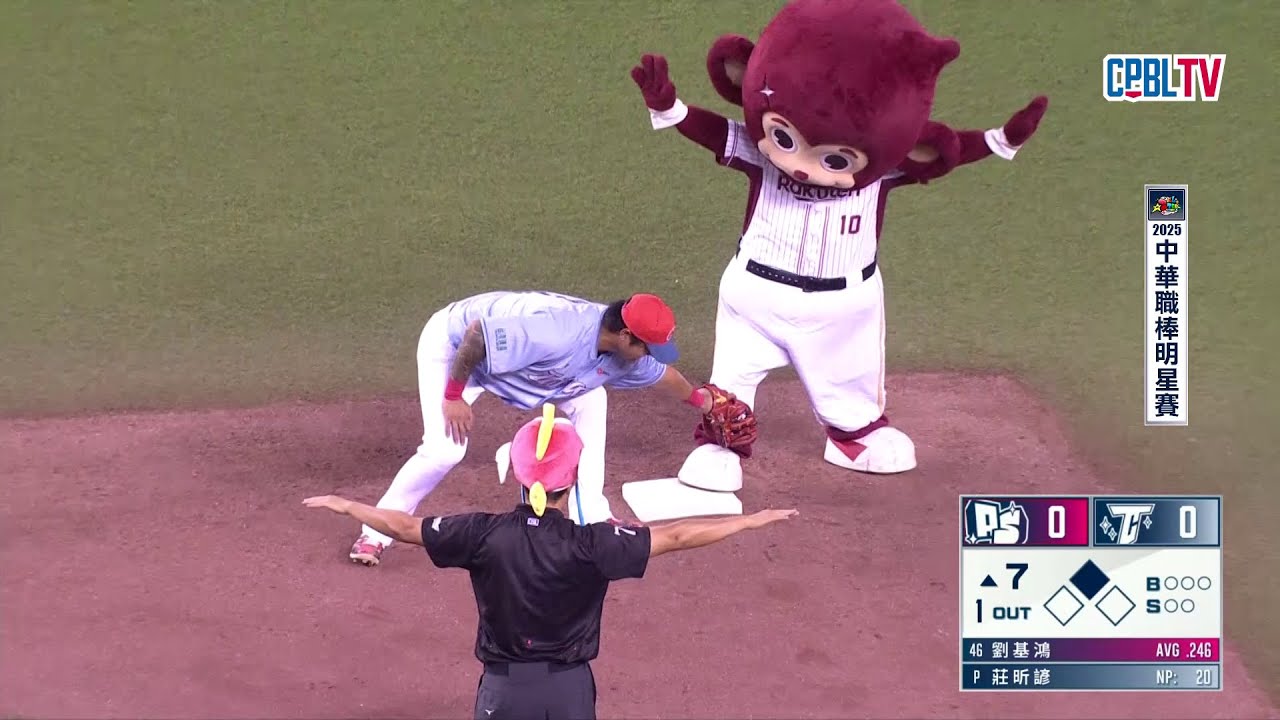 07/20 明星隊 VS 中華隊 七局上，猿氣代跑擊出內野安打的許基宏，成功盜上二壘後光榮退場，明星隊留下殘壘