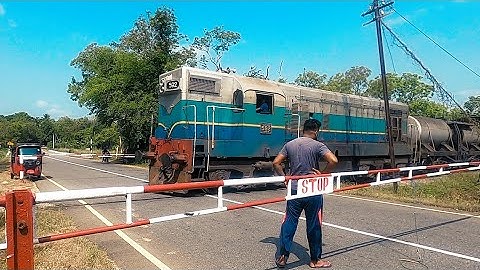 Hand Power Closing Railgate Man vs OIL TANK TRAIN RAILROAD CROSSING 💪