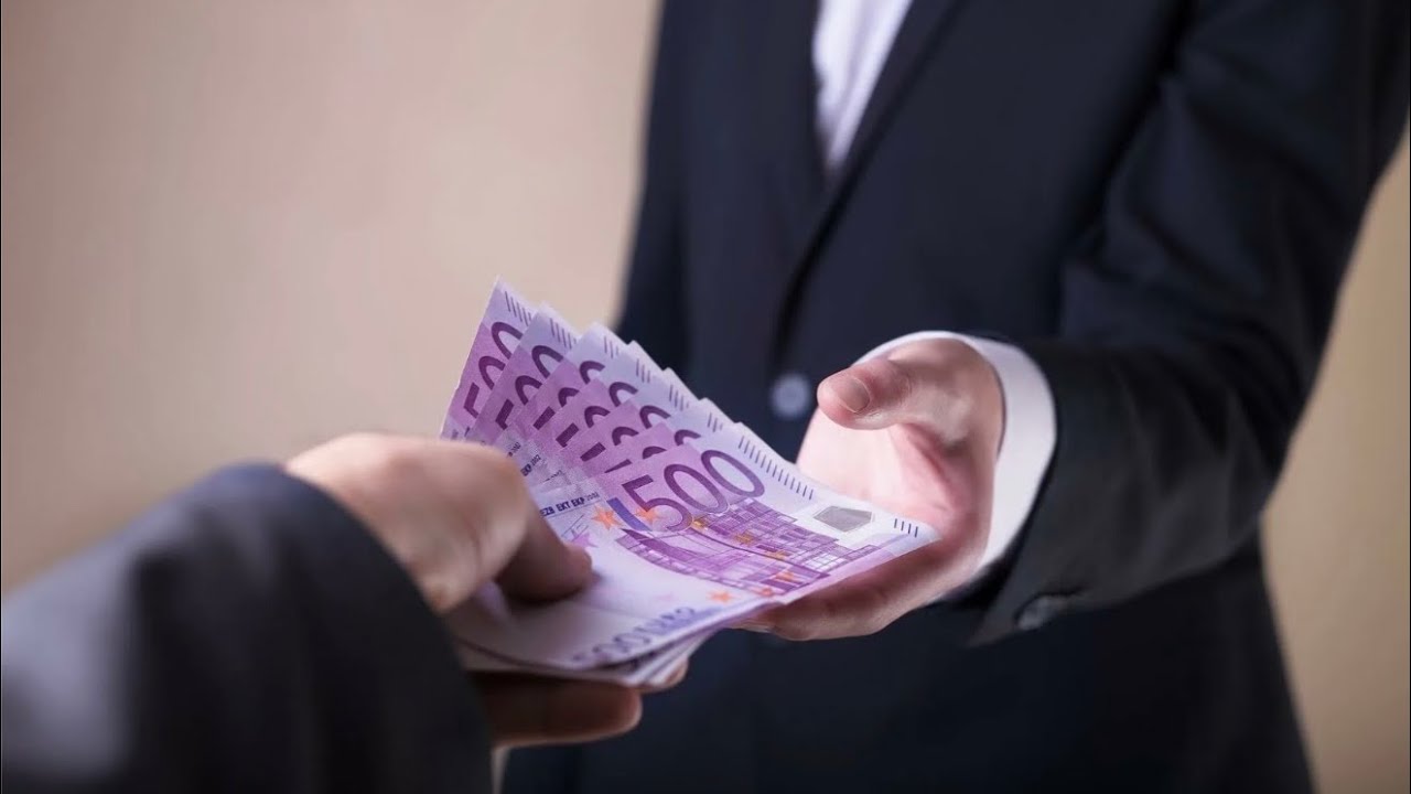 Коррупционные схемы президента той страны проходили через банки Каллас