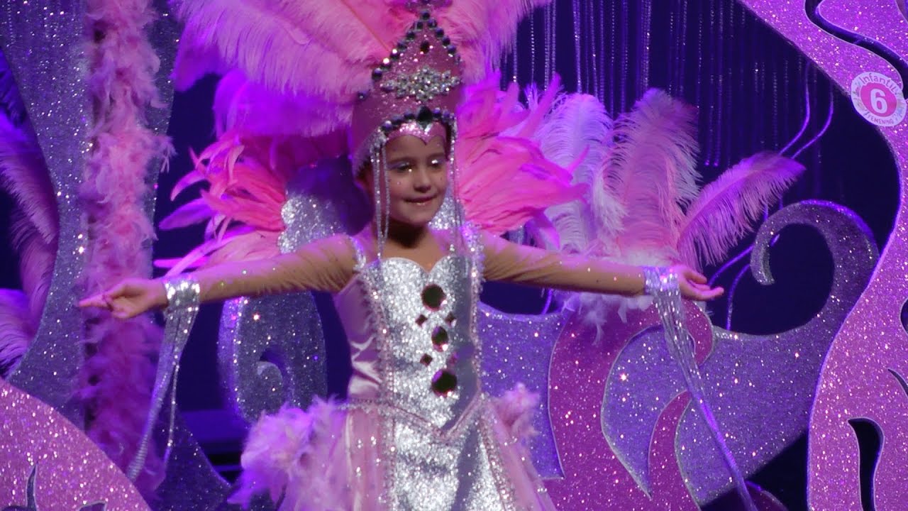 Río arriba Docenas guía La reina infantil del Carnaval de Melilla luce un espectacular disfraz de  estilo carroza - YouTube