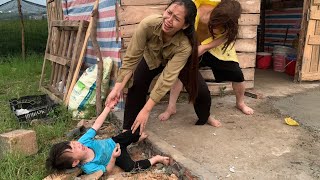 Mother and daughter harvest cucumbers and renovate the garden to earn extra income