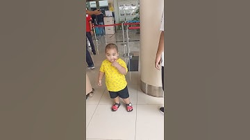 cucunya sedih melihat nenek kakek pulang ke kampung, semoga selamat sampai tujuan.