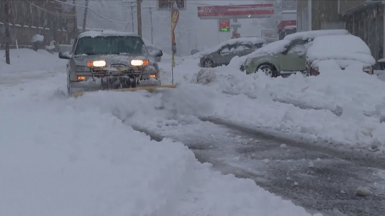 Heavy snow hits NE U.S., causing power outages - YouTube