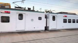 324次自強號(綠3000)(多功能車廂)太麻里站2B月台通過(超越6410次(藍3000)專車、交會317次自強號(綠3000))