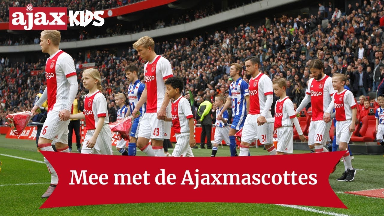 Een kijkje achter de schermen bij de mascottes van Ajax Kids Club tijdens PSV - Ajax